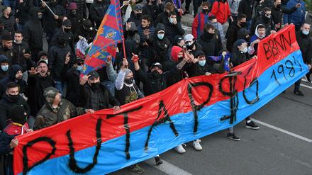Vor dem Hinspiel gegen Paris. Barcelonas Fans verunglimpfen den Gegner. 