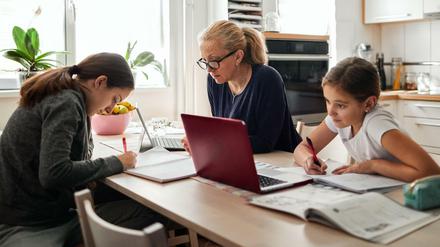 Doppelbelastung: Arbeiten zu Hause und Kinderbetreuung.