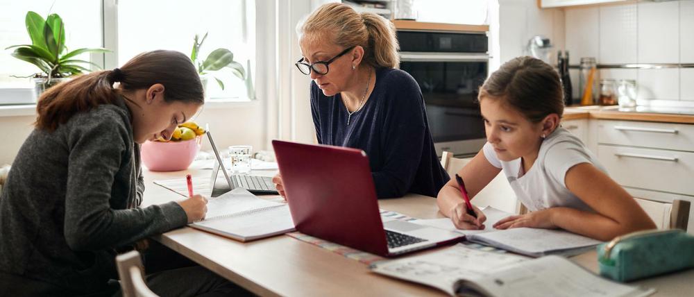 Doppelbelastung: Arbeiten zu Hause und Kinderbetreuung.