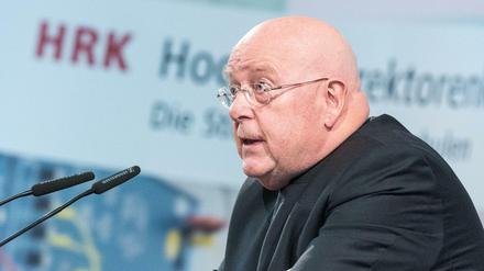 Dieter Lenzen, Präsident der Universität Hamburg, entschuldigte sich teils für die Veröffentlichung der "Corona-Studie"