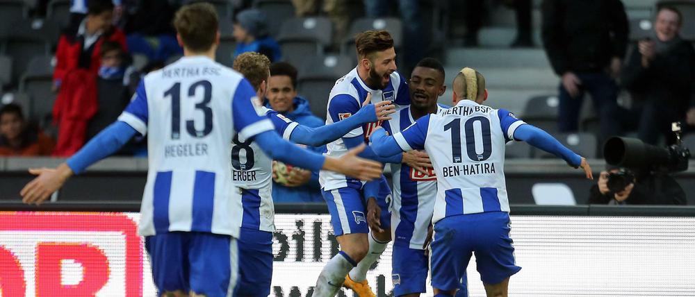 Salomon Kalou (2. v. re.) sorgte Ende Februar 2015 für den Sieg von Hertha BSC gegen den FC Augsburg.
