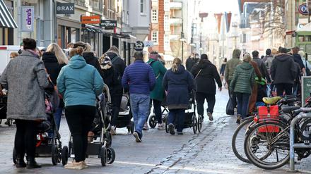 Nach der Wiedereröffnung des Einzelhandels im Zentrum von Rostock bilden sich Schlangen vor einzelnen größeren Kaufhäusern.