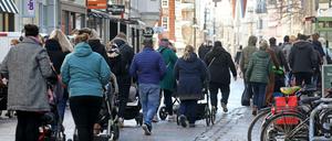 Nach der Wiedereröffnung des Einzelhandels im Zentrum von Rostock bilden sich Schlangen vor einzelnen größeren Kaufhäusern.