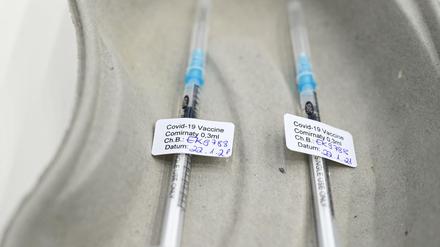 Begehrt. Hier ist Covid-19-Impfstoff von Pfizer-Biontech aufgezogen. Bei den Berliner Arztpraxen wird voraussichtlich zunächst Astrazeneca verimpft. 