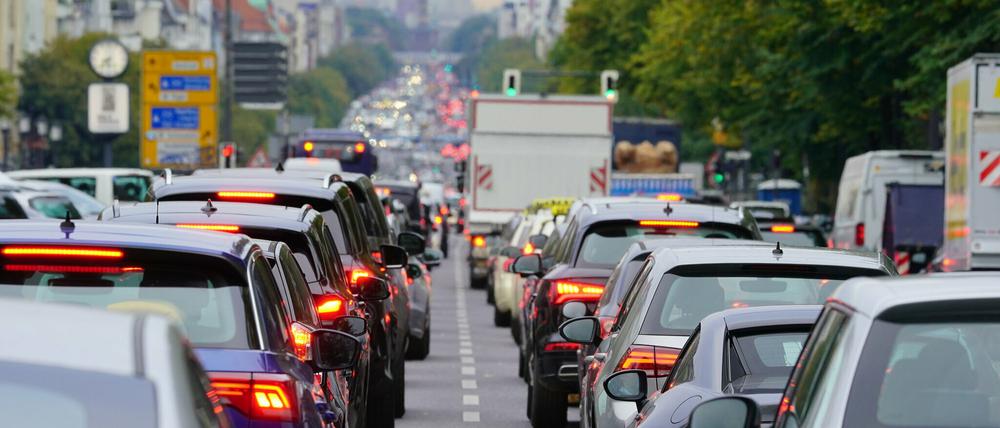 Autos stauen sich im Berufsverkehr auf dem Berliner Kaiserdamm stadteinwärts. 