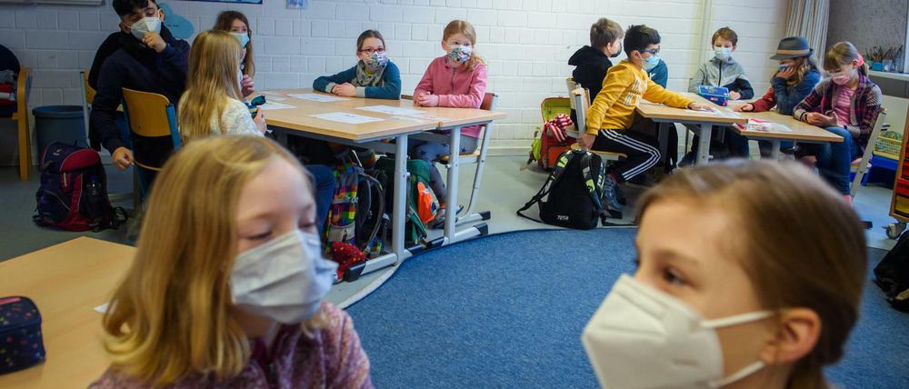 In einigen Bundesländern dürfen Schüler wieder in den Präsenzunterricht. Das soll laut KMK noch im März für alle gelten.