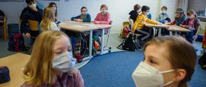 In einigen Bundesländern dürfen Schüler wieder in den Präsenzunterricht. Das soll laut KMK noch im März für alle gelten.