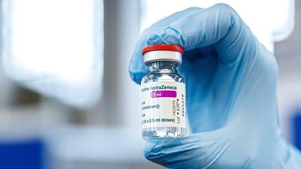Eine Ampulle des Impfstoffs von Astrazeneca.