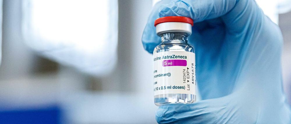 Eine Ampulle des Impfstoffs von Astrazeneca.