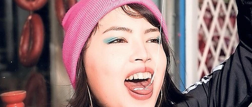 Das Porträt von Stand-up-Comedian Erika Ratcliffe gehört zu Fotoaustellung „Miss You“, die bis zum 16. März im Stadtbild von Berlin zu sehen ist. 