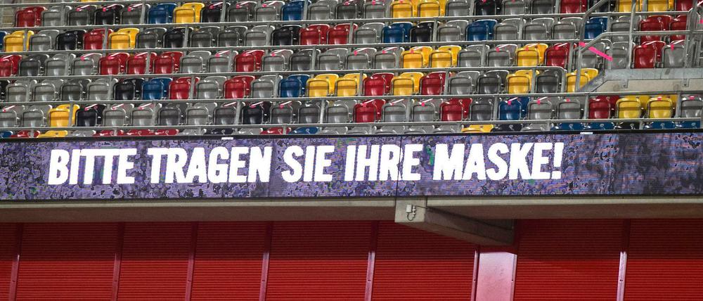 Die Stadien der Bundesliga sind schon lange leer, auf der Tribüne sollen selbst die nicht eingesetzten Spieler eine Maske tragen.