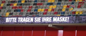 Die Stadien der Bundesliga sind schon lange leer, auf der Tribüne sollen selbst die nicht eingesetzten Spieler eine Maske tragen. 