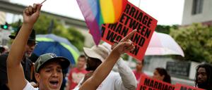 Die einen dafür, die anderen dagegen: An der "Ehe für alle" scheiden sich in den USA die Geister bis heute. 