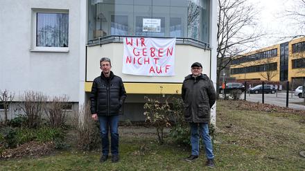 Schauen bald auf Beton: Joachim Baum (links) und Hans-Jürgen Schreen aus der Azpodienstraße. 