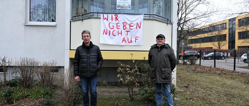Schauen bald auf Beton: Joachim Baum (links) und Hans-Jürgen Schreen aus der Azpodienstraße. 