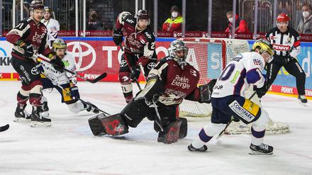 Land unter bei den Haien. Justin Pogge Köln (Mitte) wehrt den Torschuss von Parker Tuomie Berlin rechts - erfolgreich ab. 