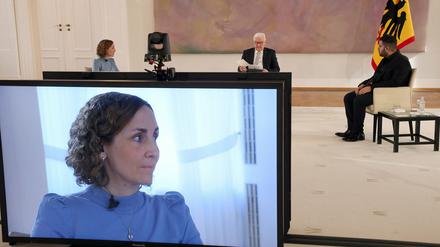 Der Vater starb, ohne dass die Tochter ihn sehen konnte: Der Bundespräsident (hinten) und Kirstin Grieshaber, die von ihren Erfahrungen berichtete.