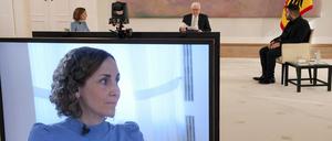 Der Vater starb, ohne dass die Tochter ihn sehen konnte: Der Bundespräsident (hinten) und Kirstin Grieshaber, die von ihren Erfahrungen berichtete.