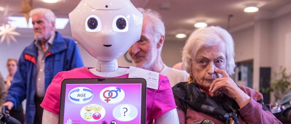 Kann dieser Eierkopf zärtlich sein? Der humanoide Roboter "Peppa" 2018 in einem Frankfurter Alten- und Pflegeheims während einer Informationsveranstaltung. Im Rahmen eines Projektes der University of Applied Sciences Frankfurt.