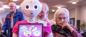 Kann dieser Eierkopf zärtlich sein? Der humanoide Roboter "Peppa" 2018 in einem Frankfurter Alten- und Pflegeheims während einer Informationsveranstaltung. Im Rahmen eines Projektes der University of Applied Sciences Frankfurt.