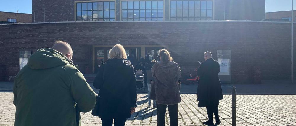Vorm Testzentrum Ost bildete sich am Montag kontinuierlich eine Schlange.
