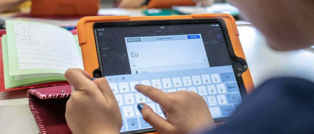 Tablets im Klassenraum - hier in einer Grundschule in Bayern.