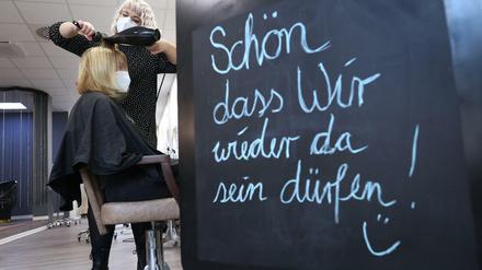 Schon seit dem ersten März darf in Deutschland wieder frisiert werden. Waschen, schneiden, legen gilt aber nur mit medizinischem Mundschutz.