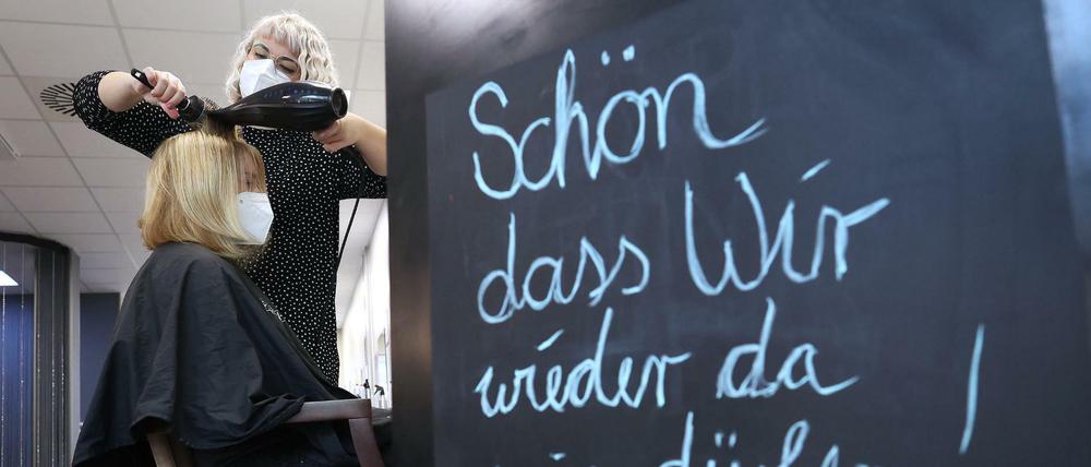 Schon seit dem ersten März darf in Deutschland wieder frisiert werden. Waschen, schneiden, legen gilt aber nur mit medizinischem Mundschutz.