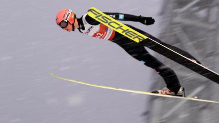 Formschön und weit: Skispringer Karl Geiger in Oberstdorf.