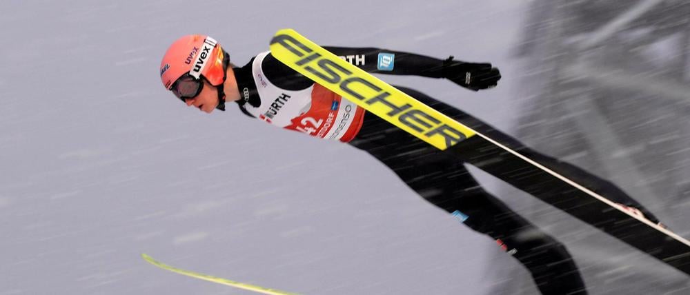 Formschön und weit: Skispringer Karl Geiger in Oberstdorf.