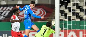 Janni Serra (2.vl) erzielt das Tor zum 2:0 für Holstein Kiel.