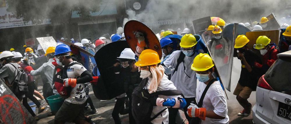 Demonstranten auf den Straßen von Yangon 