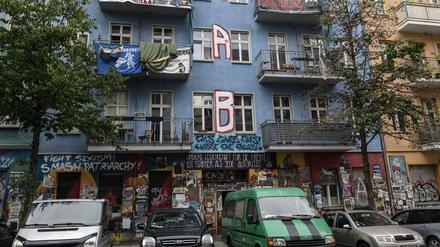 Kurz vor der Brandschutz-Begehung der Rigaer 94 bereitet sich die Polizei auf den Einsatz vor.