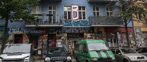 Kurz vor der Brandschutz-Begehung der Rigaer 94 bereitet sich die Polizei auf den Einsatz vor.