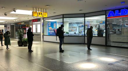 Schlange vor dem Aldi-Markt im Ring-Center an der Grenze zwischen Friedrichshain und Lichtenberg. 