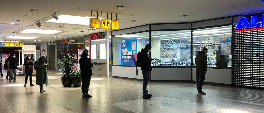 Schlange vor dem Aldi-Markt im Ring-Center an der Grenze zwischen Friedrichshain und Lichtenberg. 