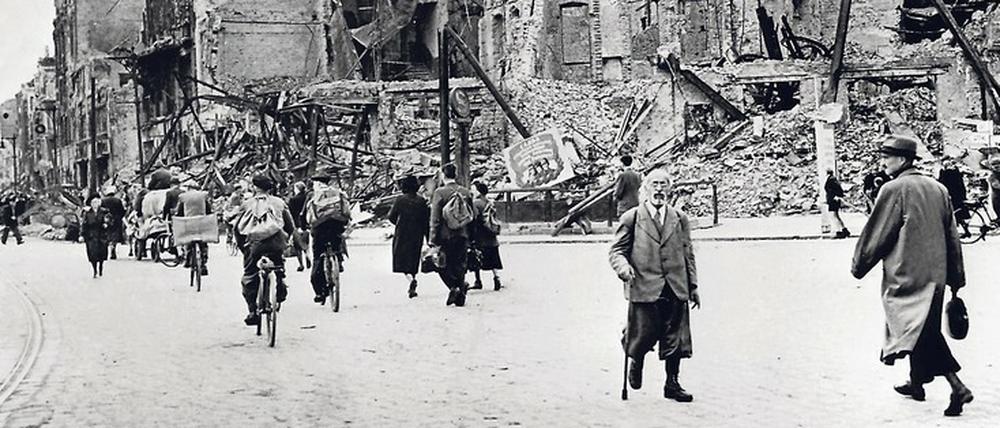 Ausgebombt. Friedo Lampe musste nicht an die Front, doch seine Wohnung in Charlottenburg wurde wie so viele Häuser in Berlin bei Angriffen der Alliierten zerstört.