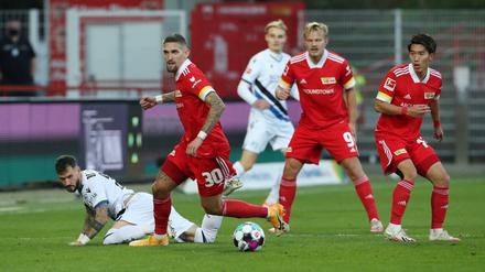 Am Boden. Im Hinspiel war Bielefeld mit dem ehemaligen Berliner Marcel Hartel (links) dem 1. FCUnion (v.l. Andrich, Pohjanpalo, Endo) hilflos unterlegen.