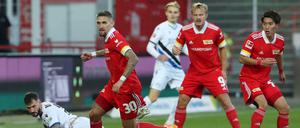 Am Boden. Im Hinspiel war Bielefeld mit dem ehemaligen Berliner Marcel Hartel (links) dem 1. FCUnion (v.l. Andrich, Pohjanpalo, Endo) hilflos unterlegen.