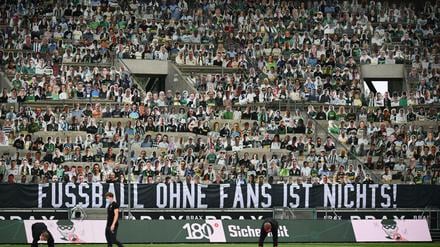 Damals auf der Tribüne, lange ist's her. Auch im Borussia-Park werden die Fans vermisst. 