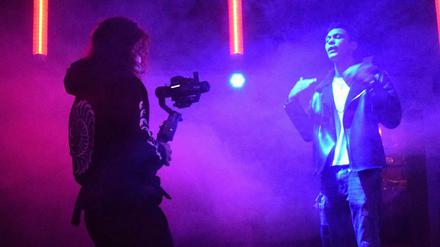 Videodreh in einem Workshop der Initiative Turning Tables in Berlin. Die ursprünglich von Dänen gegründete Organisation hilft Jugendlichen aus sozial schwierigem Umfeld, sich über Musik auszudrücken.