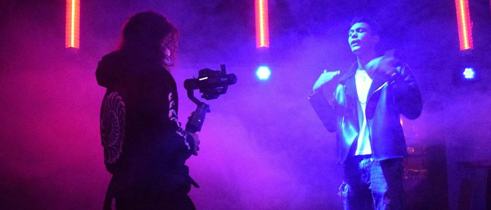 Videodreh in einem Workshop der Initiative Turning Tables in Berlin. Die ursprünglich von Dänen gegründete Organisation hilft Jugendlichen aus sozial schwierigem Umfeld, sich über Musik auszudrücken.