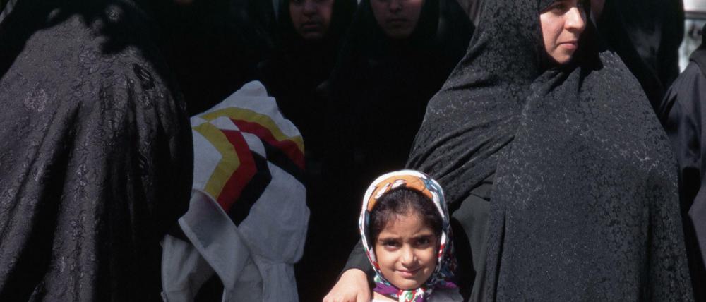 Rosa ist die Hoffnung. Vielleicht wird dieses kleine Mädchen einmal frei darüber entscheiden können, ob es Kinder bekommt.