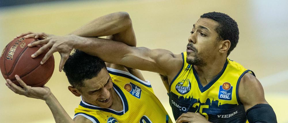Aggressiv am Mann. Oldenburgs Phil Pressey (rechts) gegen Albas Maodo Lo.