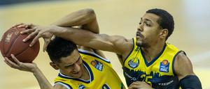 Aggressiv am Mann. Oldenburgs Phil Pressey (rechts) gegen Albas Maodo Lo.