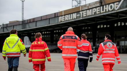 Helfen im Tempelhofer Impfzentrum. Arbeiter-Samariter-Bund, Deutsches Rotes Kreuz, DLRG, Johanniter and Malteser.