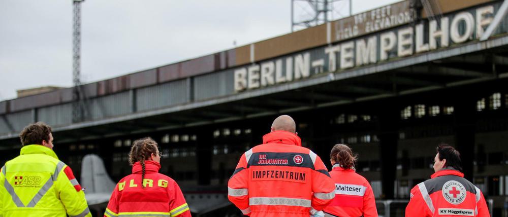 Helfen im Tempelhofer Impfzentrum. Arbeiter-Samariter-Bund, Deutsches Rotes Kreuz, DLRG, Johanniter and Malteser.