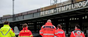 Helfen im Tempelhofer Impfzentrum. Arbeiter-Samariter-Bund, Deutsches Rotes Kreuz, DLRG, Johanniter and Malteser.