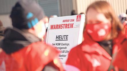 Nicht ums Geld allein geht es den Metallern im Osten; sie arbeiten jede Woche drei Stunden länger als die Kollegen im Westen.