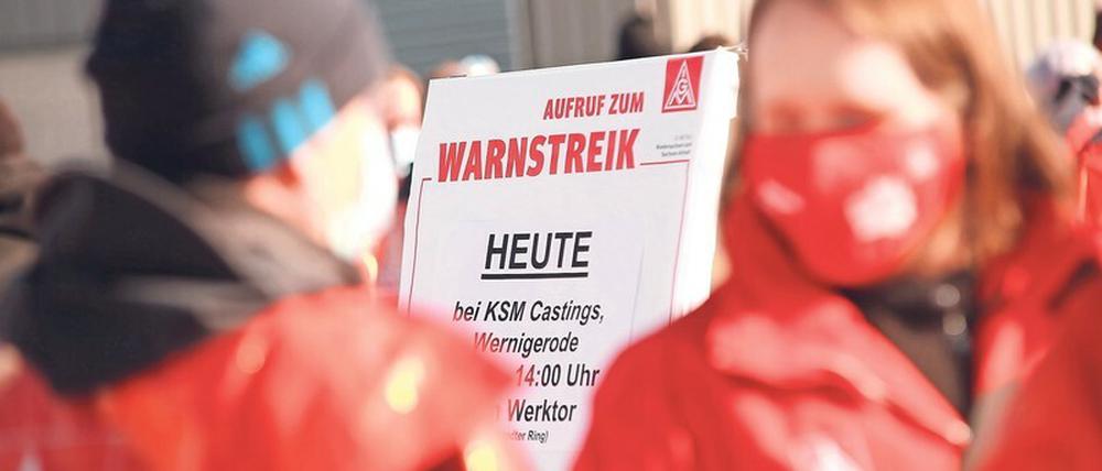 Nicht ums Geld allein geht es den Metallern im Osten; sie arbeiten jede Woche drei Stunden länger als die Kollegen im Westen.